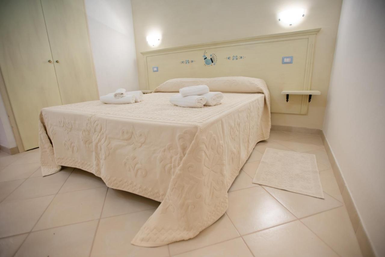 Baia Delle Mimose Aparthotel Badesi Exteriör bild