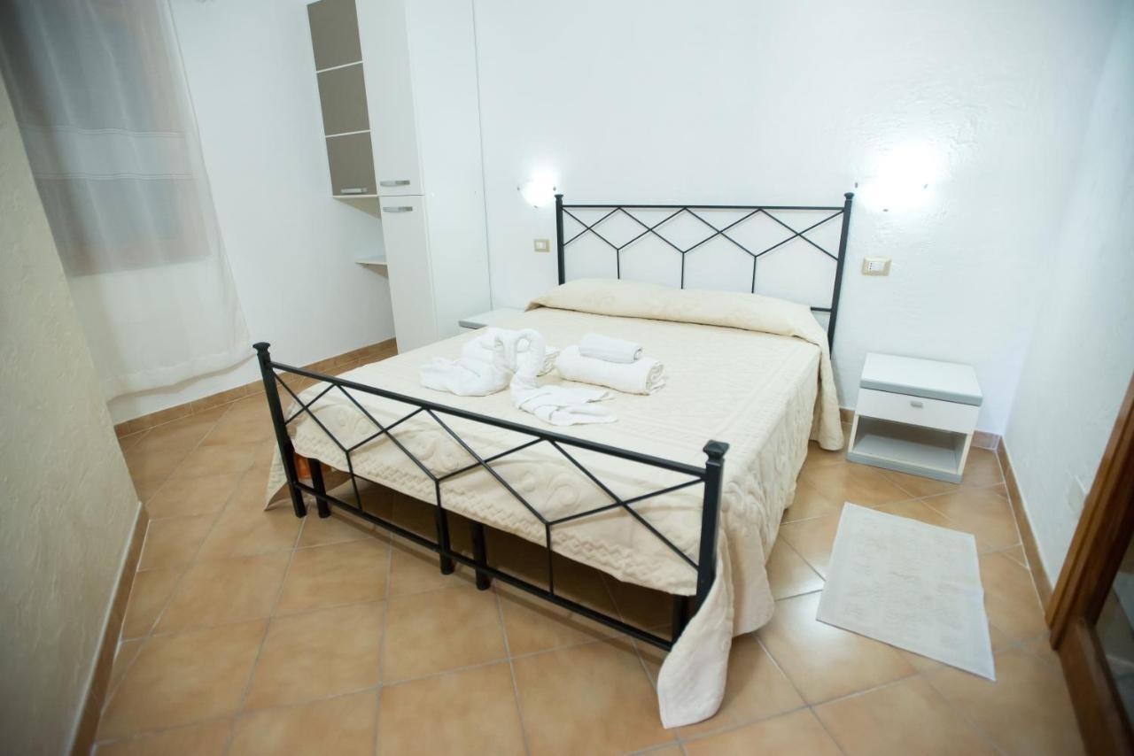 Baia Delle Mimose Aparthotel Badesi Exteriör bild