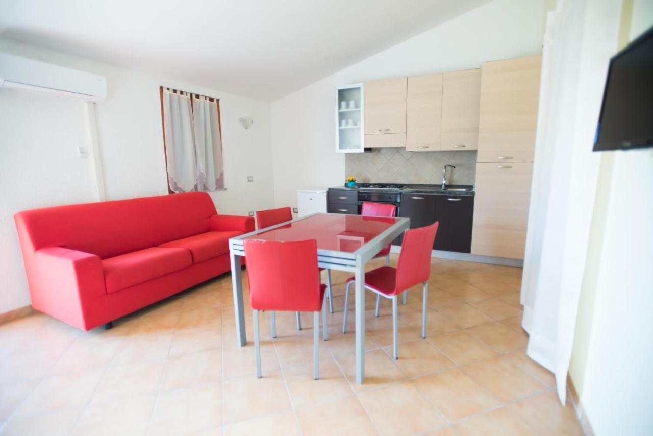 Baia Delle Mimose Aparthotel Badesi Exteriör bild